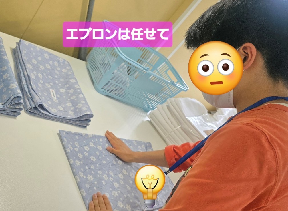 エプロンたたみの作業風景